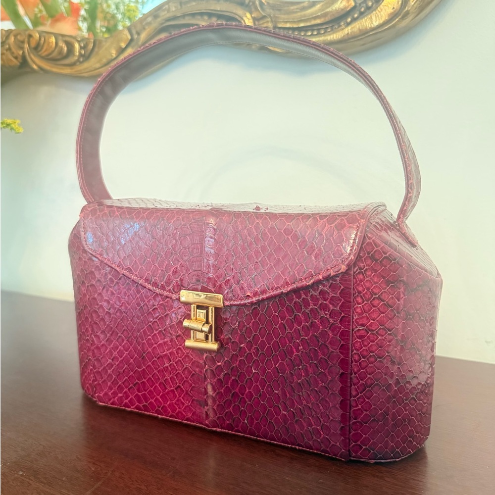 Stunning vintage Bass Burgundy alligator Shoulder Bag with Gold-Tone Clasp